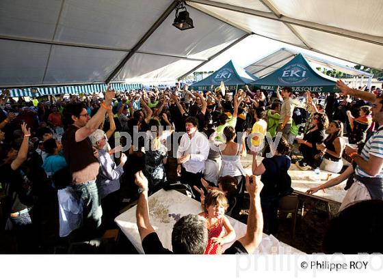 SOIREE FESTIVE, LA MEDOCAINE, MARGAUX (00C02524.jpg)