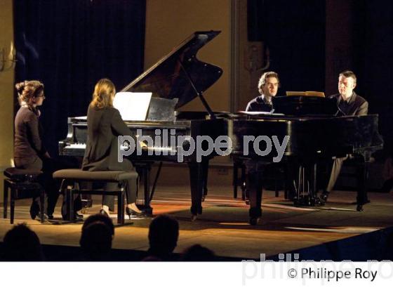 CONCERT DE PIANO, CLAIRE DESERT, EMMANUEL STROSSER, BOURG SUR GIRONDE, AQUITAINE, FRANCE. (00C02538.jpg)