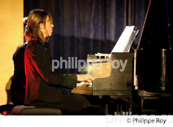 CONCERT DE PIANO, CLAIRE DESERT, EMMANUEL STROSSER, BOURG SUR GIRONDE, AQUITAINE, FRANCE. (00C02539.jpg)
