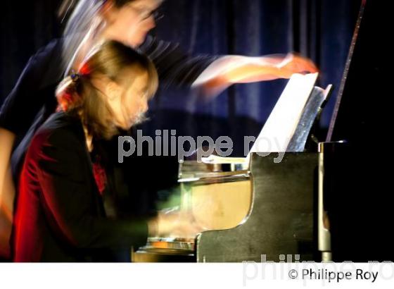 CONCERT DE PIANO, CLAIRE DESERT, EMMANUEL STROSSER, BOURG SUR GIRONDE, AQUITAINE, FRANCE. (00C02540.jpg)