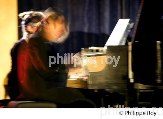 CONCERT DE PIANO, CLAIRE DESERT, EMMANUEL STROSSER, BOURG SUR GIRONDE, AQUITAINE, FRANCE. (00C02602.jpg)