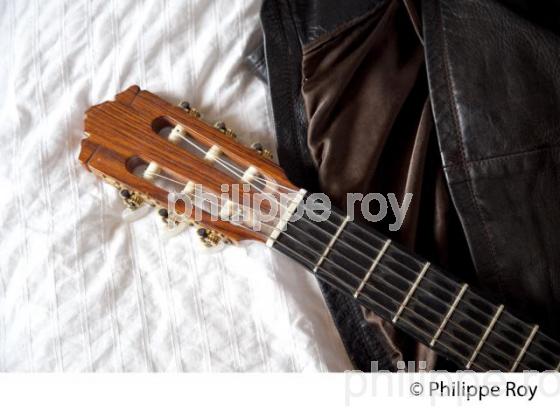 GUITARE ACOUSTIQUE, MUSIQUE (00C02618.jpg)
