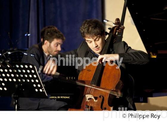 VICTOR JULIEN LAFERRIERE, VIOLONCELLISTE,  CONCERT DU  TRIO LES ESPRITS, ASSOCIATION BOURG, ARTS ET VINS, BOURG SUR GIRONDE. (00C03002.jpg)