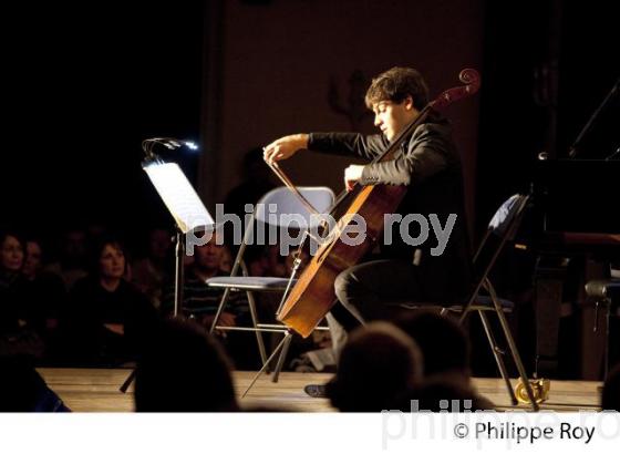 VICTOR JULIEN LAFERRIERE, VIOLONCELLISTE,  CONCERT DU  TRIO LES ESPRITS, ASSOCIATION BOURG, ARTS ET VINS, BOURG SUR GIRONDE. (00C03003.jpg)