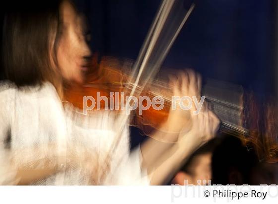 MA SA YANG, VIOLONISTE, CONCERT DU  TRIO LES ESPRITS, ASSOCIATION BOURG, ARTS ET VINS, BOURG SUR GIRONDE. (00C03013.jpg)