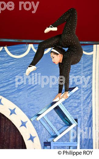 EQUILIBRISTE , SPECTACLE CIRQUE FRANCO-ITALIEN. (00C03205.jpg)