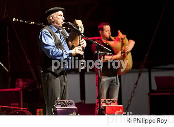 JOAN DE NADAU  ET CORNEMUSE BOHA, CONCERT DU  GROUPE  NADAU, MUSIQUE OCCITANE. (00C03324.jpg)