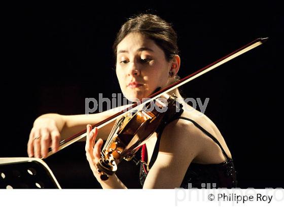 LA VIOLONISTE  FANNY CLAMAGIRAND AU  VIOLON , CONCERT  BOURG ARTS ET VINS. (00C03435.jpg)