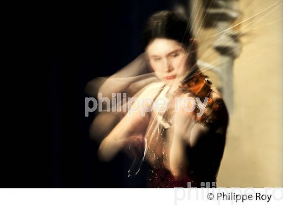 LA VIOLONISTE  FANNY CLAMAGIRAND AU  VIOLON , CONCERT  BOURG ARTS ET VINS. (00C03502.jpg)