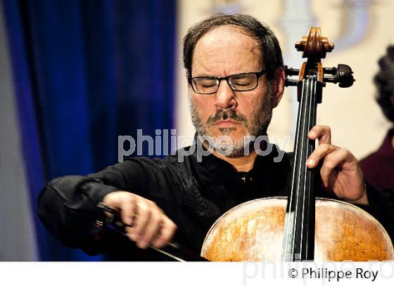 LE VIOLONCELLISTE  GARY HOFFMAN, VIOLONCELLE, EN CONCERT, BOURG ARTS ET VINS. (00C03515.jpg)