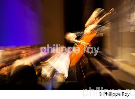 EFFET DE MOUVEMENT SUR LE  VIOLONCELLISTE  GARY HOFFMAN, VIOLONCELLE, EN CONCERT, BOURG ARTS ET VINS. (00C03519.jpg)