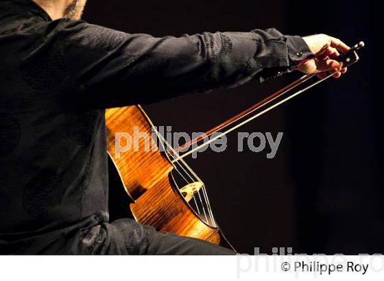 ARCHET DU  VIOLONCELLISTE  GARY HOFFMAN, VIOLONCELLE, EN CONCERT, BOURG ARTS ET VINS. (00C03521.jpg)