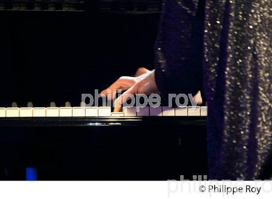 MAIN DE LA PIANISTE  CLAIRE DESERT, SUR LE CLAVIER DE  PIANO , CONCERT  BOURG ARTS ET VINS. (00C03524.jpg)