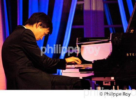 CONCERT DU PIANISTE  LOUIS SCHWIZGEBEL, PIANO,  BOURG ARTS ET VINS. (00C03601.jpg)