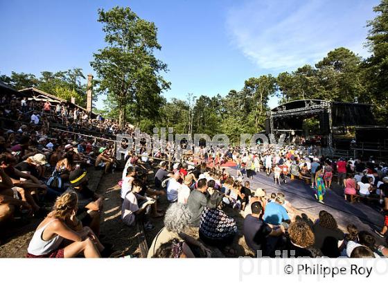 FOULE  POUR CONCERT, LE  THEATRE DE VERDURE, FESTIVAL MUSICALARUE, LUXEY, LANDES. (00C03934.jpg)