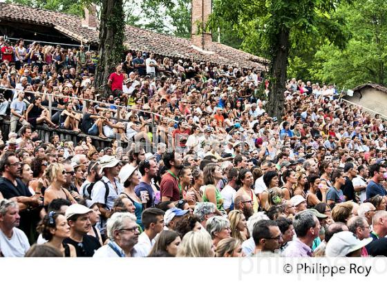 FOULE  POUR CONCERT, LE  THEATRE DE VERDURE, FESTIVAL MUSICALARUE, LUXEY, LANDES. (00C03936.jpg)