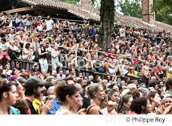 FOULE  POUR CONCERT, LE  THEATRE DE VERDURE, FESTIVAL MUSICALARUE, LUXEY, LANDES. (00C03937.jpg)