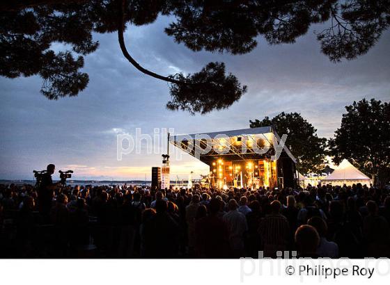 CONCERT DE JAZZ, SCENE DE LA JETEE, ANDERNOS JAZZ FESTIVAL, ANDERNOS-LES-BAINS, BASSIN D' ARCACHON, GIRONDE. (00C04037.jpg)