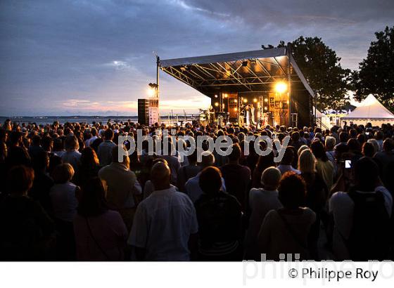 CONCERT DE JAZZ, SCENE DE LA JETEE, ANDERNOS JAZZ FESTIVAL, ANDERNOS-LES-BAINS, BASSIN D' ARCACHON, GIRONDE. (00C04039.jpg)