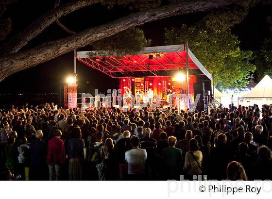 CONCERT DE JAZZ, SCENE DE LA JETEE, ANDERNOS JAZZ FESTIVAL, ANDERNOS-LES-BAINS, BASSIN D' ARCACHON, GIRONDE. (00C04103.jpg)