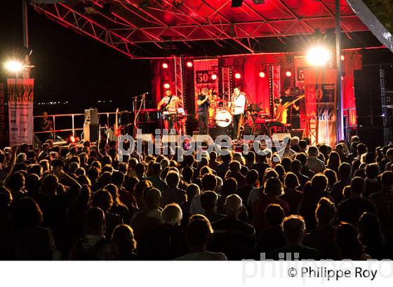 CONCERT DE JAZZ, SCENE DE LA JETEE, ANDERNOS JAZZ FESTIVAL, ANDERNOS-LES-BAINS, BASSIN D' ARCACHON, GIRONDE. (00C04104.jpg)