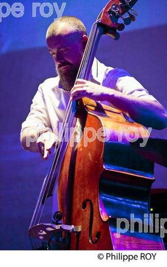 JONATHAN HEIDELINE, CONTREBASSE,  ANDERNOS JAZZ FESTIVAL,ANDERNOS LES BAINS,  BASSIN ARCACHON, GIRONDE. (00C04205.jpg)