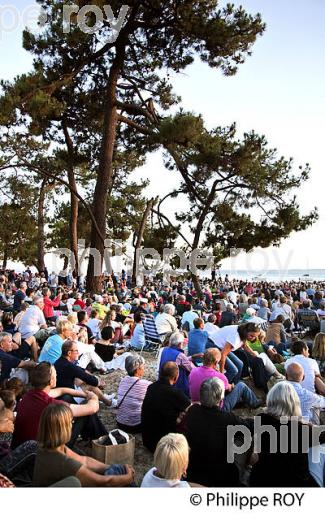 PUBLIC , PLAGE DU BETEY  ET ANDERNOS JAZZ FESTIVAL, ANDERNOS-LES-BAINS, BASSIN D' ARCACHON, GIRONDE. (00C04309.jpg)