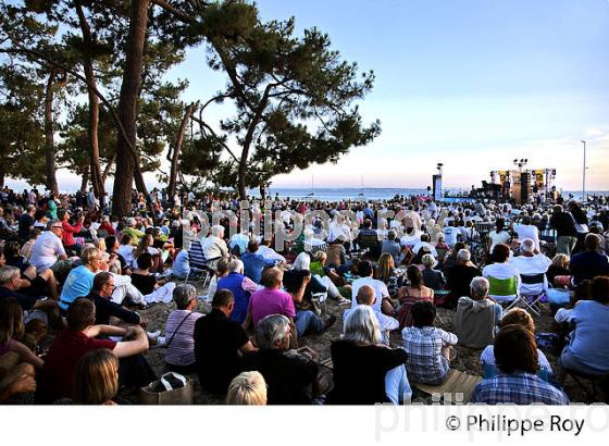 PUBLIC , PLAGE DU BETEY  ET ANDERNOS JAZZ FESTIVAL, ANDERNOS-LES-BAINS, BASSIN D' ARCACHON, GIRONDE. (00C04313.jpg)