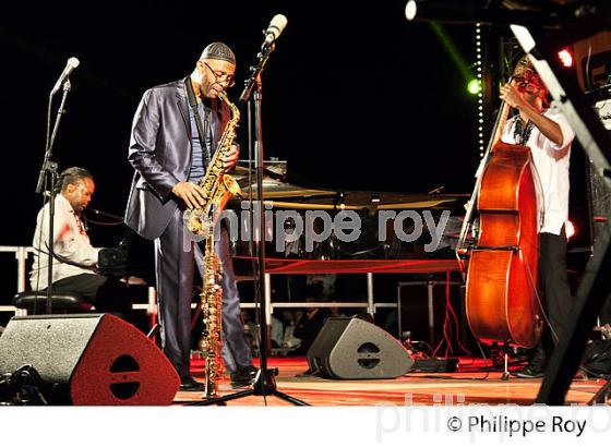 LE JAZZMAN  KENNY GARRETT, SAXOPHONISTE,  EN CONCERT,  ANDERNOS JAZZ FESTIVAL, ANDERNOS-LES-BAINS, BASSIN D' ARCACHON, GIRONDE. (00C04405.jpg)