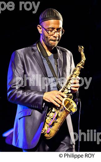 LE JAZZMAN  KENNY GARRETT, SAXOPHONISTE,  EN CONCERT,  ANDERNOS JAZZ FESTIVAL, ANDERNOS-LES-BAINS, BASSIN D' ARCACHON, GIRONDE. (00C04408.jpg)