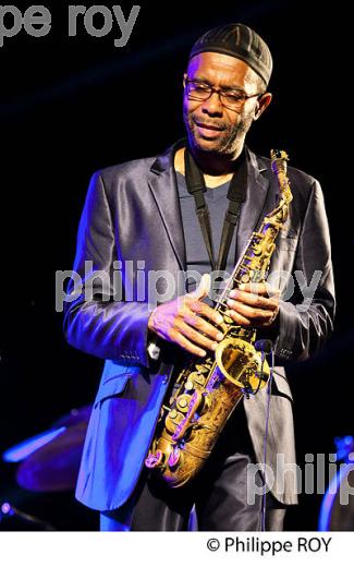 LE JAZZMAN  KENNY GARRETT, SAXOPHONISTE,  EN CONCERT,  ANDERNOS JAZZ FESTIVAL, ANDERNOS-LES-BAINS, BASSIN D' ARCACHON, GIRONDE. (00C04409.jpg)