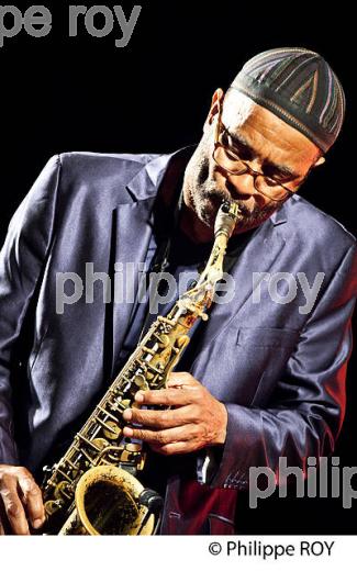 LE JAZZMAN  KENNY GARRETT, SAXOPHONISTE,  EN CONCERT,  ANDERNOS JAZZ FESTIVAL, ANDERNOS-LES-BAINS, BASSIN D' ARCACHON, GIRONDE. (00C04411.jpg)