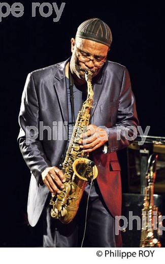 LE JAZZMAN  KENNY GARRETT, SAXOPHONISTE,  EN CONCERT,  ANDERNOS JAZZ FESTIVAL, ANDERNOS-LES-BAINS, BASSIN D' ARCACHON, GIRONDE. (00C04415.jpg)