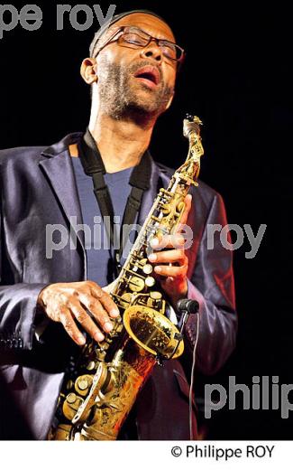 LE JAZZMAN  KENNY GARRETT, SAXOPHONISTE,  EN CONCERT,  ANDERNOS JAZZ FESTIVAL, ANDERNOS-LES-BAINS, BASSIN D' ARCACHON, GIRONDE. (00C04416.jpg)