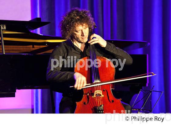 CONCERT, FRANCOIS SALQUE, VIOLONCELLE, BOURG-SUR-GIRONDE, GIRONDE. (00C04518.jpg)