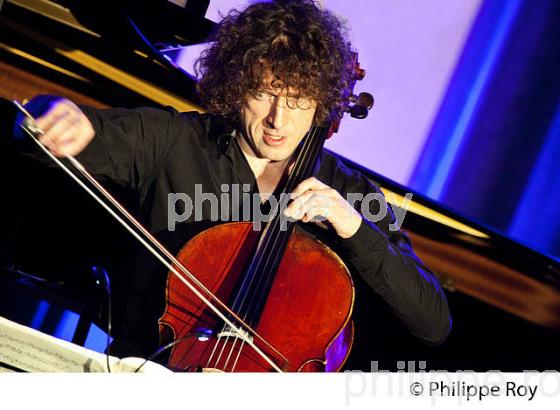 CONCERT, FRANCOIS SALQUE, VIOLONCELLE, BOURG-SUR-GIRONDE, GIRONDE. (00C04520.jpg)