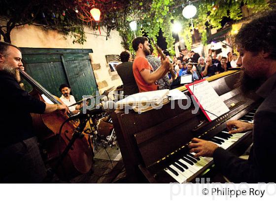 JAZZ SESSION AU CAFE DES SPORTS,  FESTIVAL UZESTE MUSICAL, VILLAGE D'  UZESTE, SUD-GIRONDE. (00C04719.jpg)