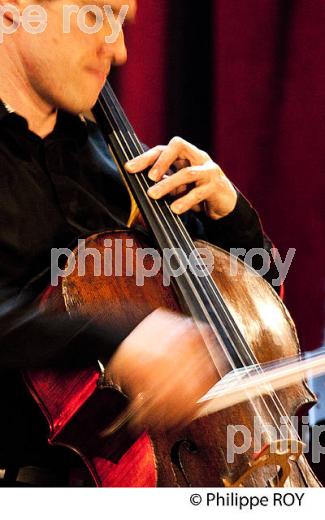 CONCERT DE FRANCOIS SALQUE VIOLONCELLISTE, BOURG ARTS ET VINS, GIRONDE. (00C04803.jpg)