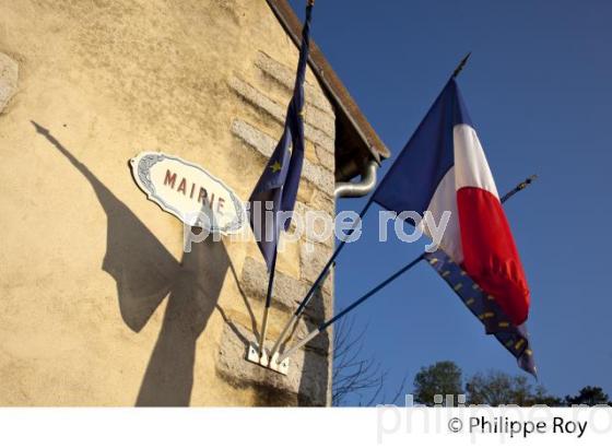 DRAPEAU TRICOLORE  SUR MAIRIE DE VILLAGE (00P01518.jpg)