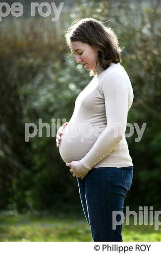 JEUNE FEMME ENCEINTE,   LE 9 EME MOIS. (00P02122.jpg)