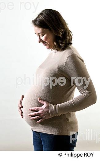 JEUNE FEMME ENCEINTE,   LE 9 EME MOIS. (00P02125.jpg)