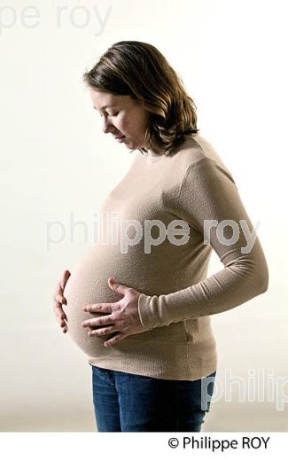 JEUNE FEMME ENCEINTE,   LE 9 EME MOIS. (00P02126.jpg)