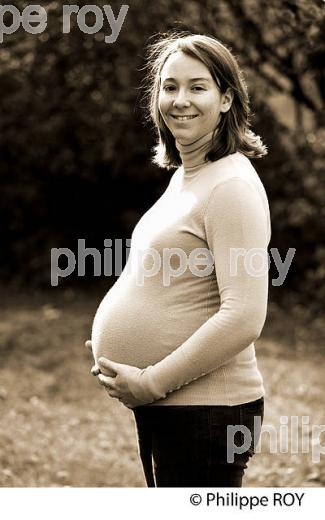 JEUNE FEMME ENCEINTE,   LE 9 EME MOIS. (00P02127.jpg)