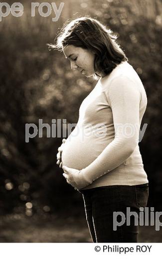 JEUNE FEMME ENCEINTE,   LE 9 EME MOIS. (00P02128.jpg)