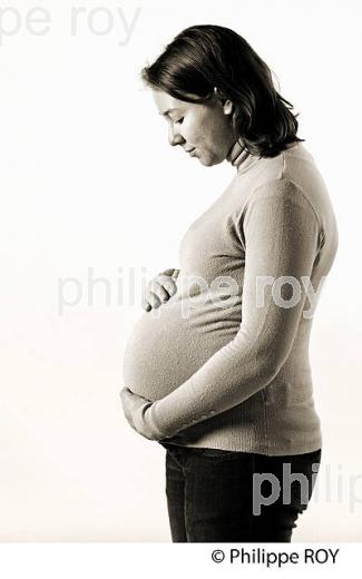 JEUNE FEMME ENCEINTE,   LE 9 EME MOIS. (00P02130.jpg)