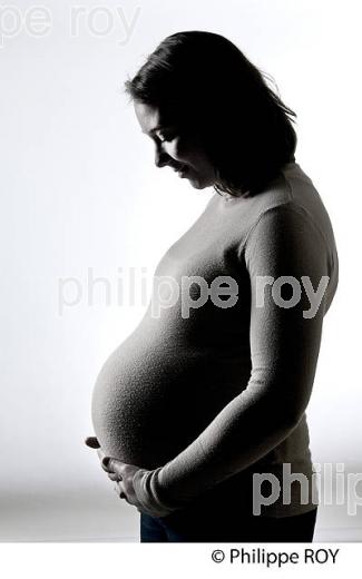 JEUNE FEMME ENCEINTE,   LE 9 EME MOIS. (00P02131.jpg)