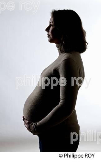 JEUNE FEMME ENCEINTE,   LE 9 EME MOIS. (00P02132.jpg)