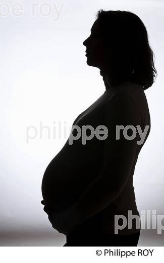 JEUNE FEMME ENCEINTE,   LE 9 EME MOIS. (00P02135.jpg)