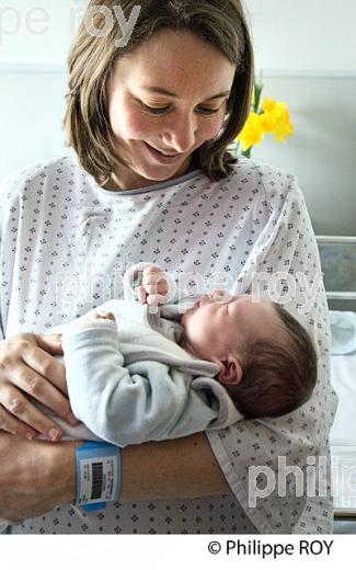MERE ET SON  BEBE LE JOUR DE SA NAISSANCE, A LA MATERNITE. (00P02219.jpg)