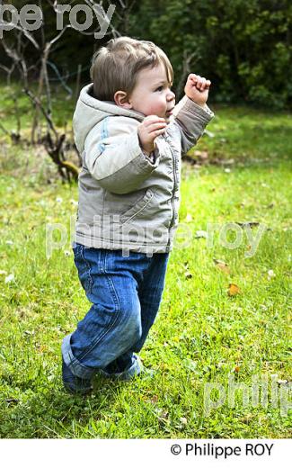 PETIT GARCON DE UN AN FAISANT SES PREMIERS PAS DANS LE JARDIN (00P02517.jpg)